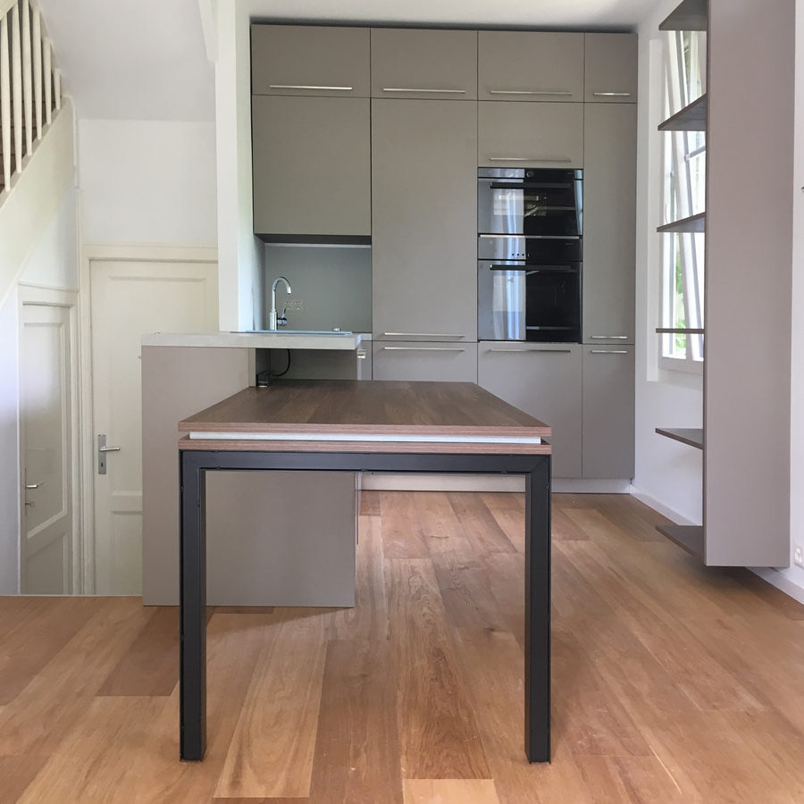 Cuisine ouverte contemporaine avec îlot, réalisation BATEX
