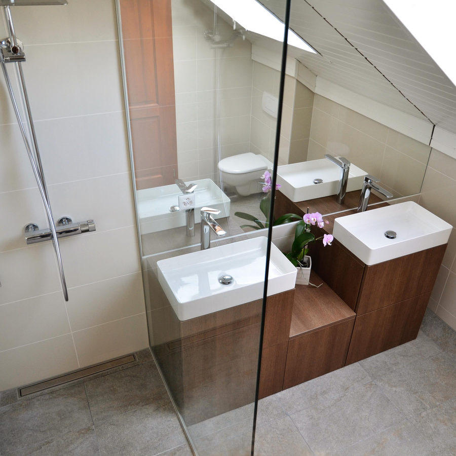 Salle de bains sous combles, double vasque et douche à l'italienne