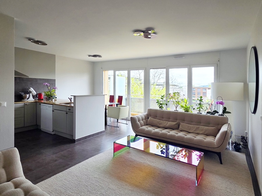 Séjour ouvert sur la cuisine et le balcon, appartement de 6 pièces à Versoix